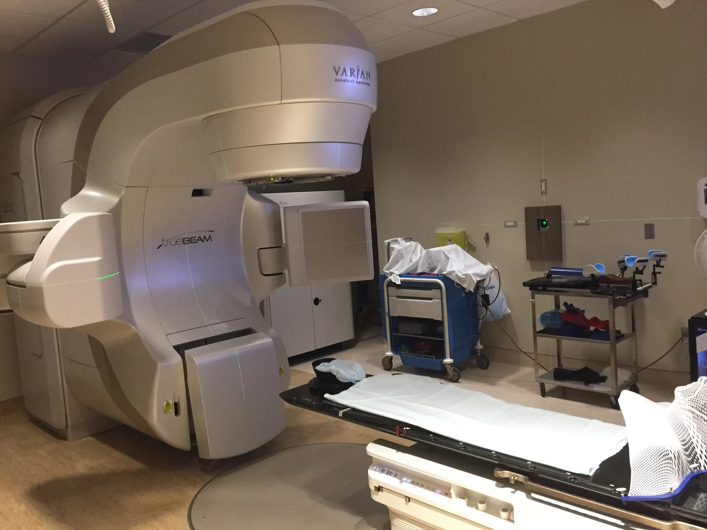 Akcelerator Varian TrueBeam i stół terapeutyczny w pustej sali